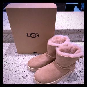 Brand New UGG w MINI Bailey Bow (size 6)
